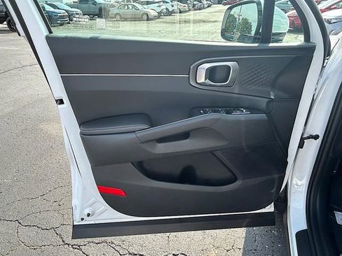 New 2025 Kia Sorento LX image 17