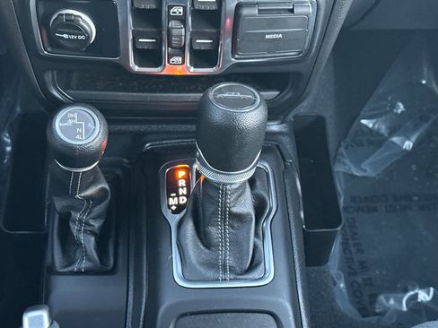 Used 2024 Jeep Gladiator Sport image 16