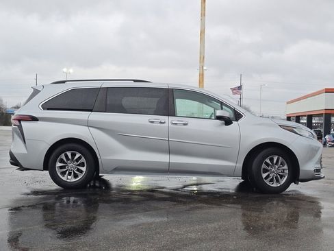 Used 2022 Toyota Sienna XLE image 28