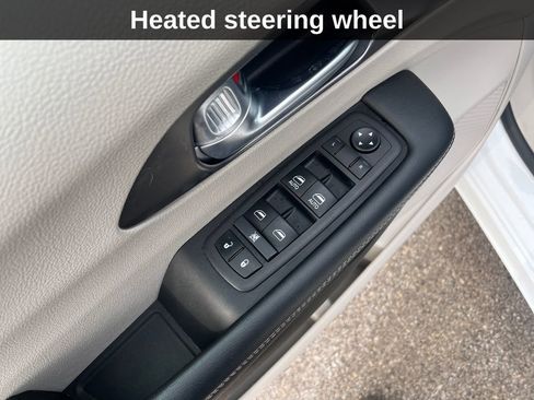 Used 2024 Chrysler Pacifica Select image 15