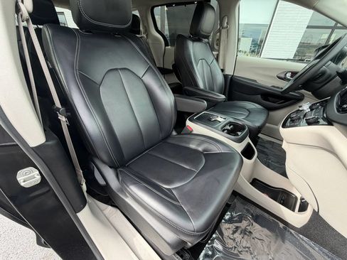 Used 2023 Chrysler Pacifica Touring-L FWD image 12