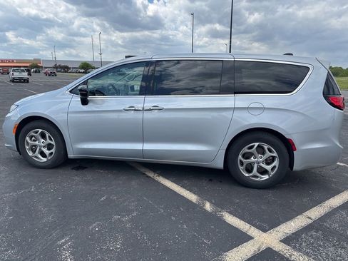 Used 2024 Chrysler Pacifica Limited FWD image 8