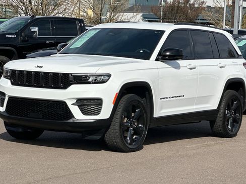 Used 2023 Jeep Grand Cherokee Altitude image 8