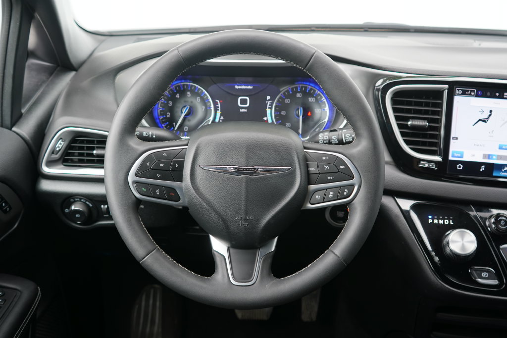 Used 2025 Chrysler Pacifica Select FWD image 13