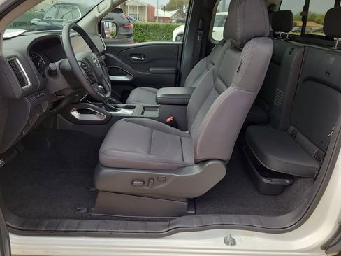 Certified 2025 Nissan Frontier SV image 9