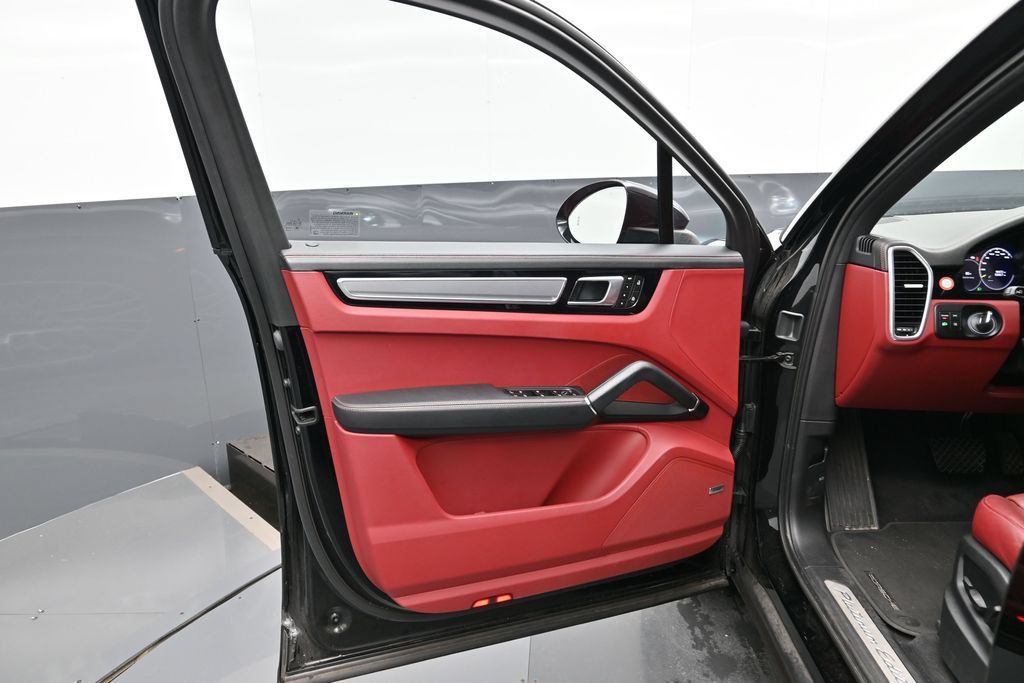 Certified 2023 Porsche Cayenne Platinum Edition AWD/4WD image 8