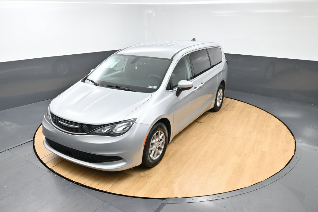 Used 2022 Chrysler Voyager LX FWD image 4