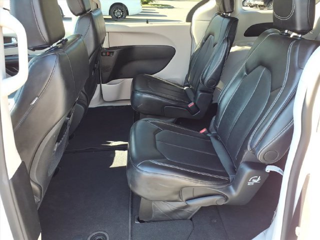 Used 2024 Chrysler Pacifica Touring-L FWD image 14