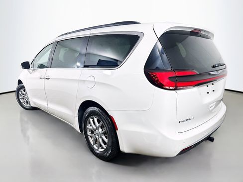 Used 2021 Chrysler Pacifica Touring image 5