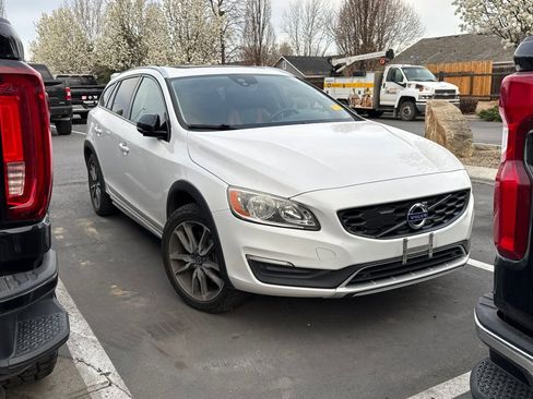 Used 2018 Volvo V60 T5 Cross Country image 2
