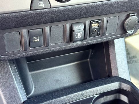 Used 2018 Toyota Tacoma SR5 image 8