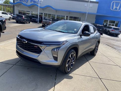 Used 2025 Chevrolet Trax RS image 4