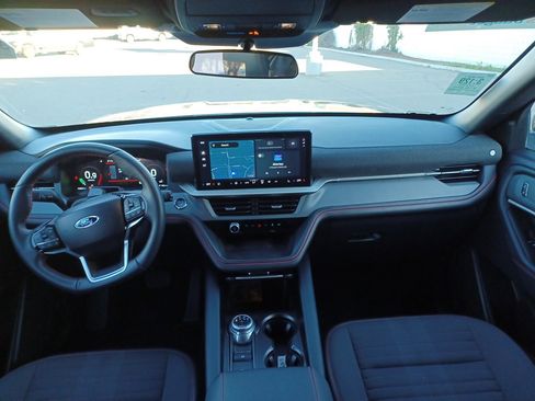 Used 2025 Ford Explorer ST-Line w/ ST-Line Street Pack image 9