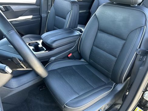 Used 2025 Buick Enclave Sport Touring FWD image 19