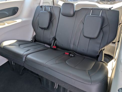 Used 2018 Chrysler Pacifica Touring-L Plus w/ Tire & Wheel Group FWD image 15