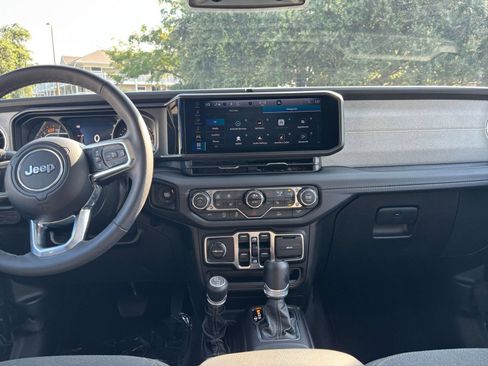 Used 2025 Jeep Wrangler Unlimited Sahara AWD/4WD image 17