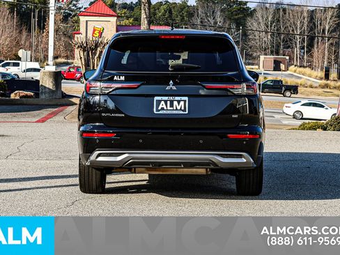 Used 2025 Mitsubishi Outlander SE image 12