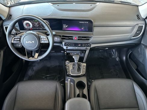Used 2024 Kia Seltos EX FWD image 3