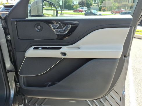 Certified 2025 Lincoln Aviator Reserve w/ Illumination Package AWD/4WD image 32