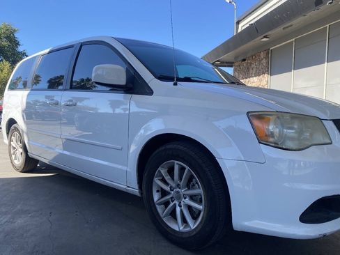 Used 2014 Dodge Grand Caravan SXT FWD image 9