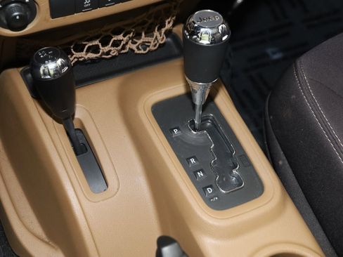 Used 2013 Jeep Wrangler Unlimited Sahara image 7