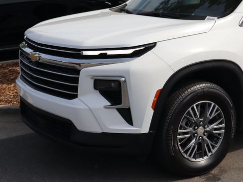 Used 2025 Chevrolet Traverse LT FWD image 6