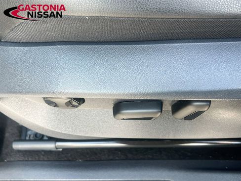 Used 2024 Volkswagen Tiguan SE image 25