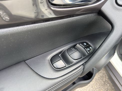 Used 2019 Nissan Rogue SV AWD/4WD image 12