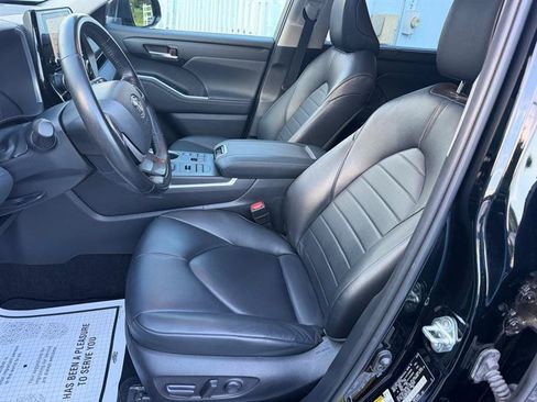 Used 2023 Toyota Highlander XLE AWD/4WD image 13