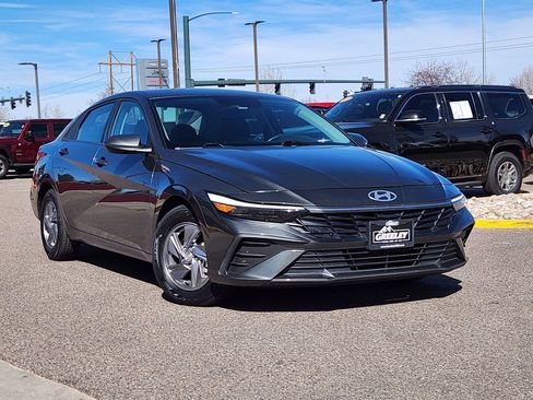 Used 2024 Hyundai Elantra SE image 1