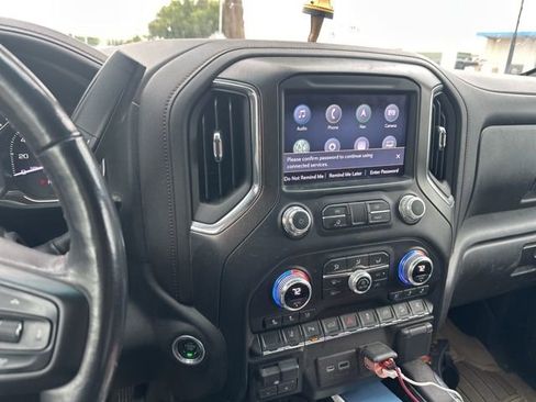 Used 2022 GMC Sierra 2500 AT4 w/ AT4 Preferred Package AWD/4WD image 9