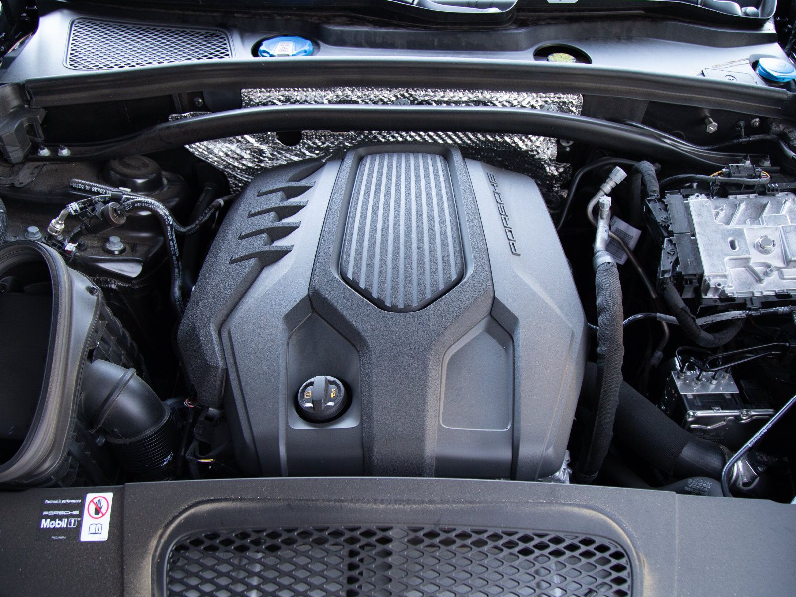 Certified 2026 Porsche Macan AWD/4WD image 17