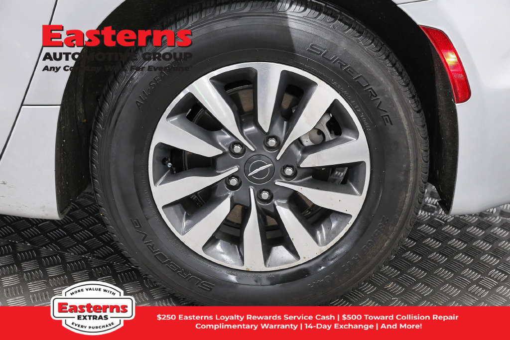 Used 2023 Chrysler Pacifica Limited FWD image 35