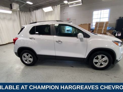 Used 2020 Chevrolet Trax LT w/ LT Convenience Package FWD image 11