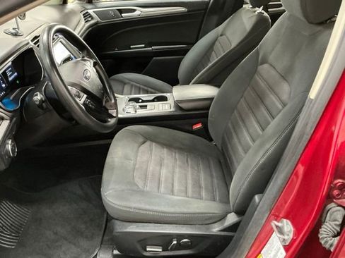 Used 2020 Ford Fusion SE image 12