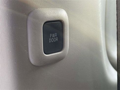 Used 2020 Toyota Sienna LE w/ LE Preferred Package image 17