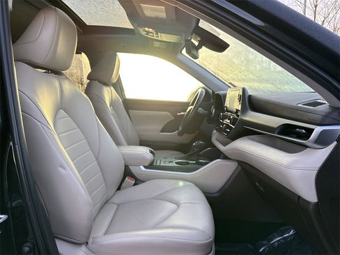 Used 2022 Toyota Highlander XLE image 19
