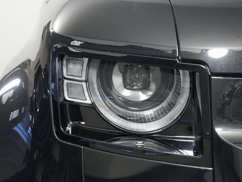 Used 2025 Land Rover Defender 130 X-Dynamic SE image 11