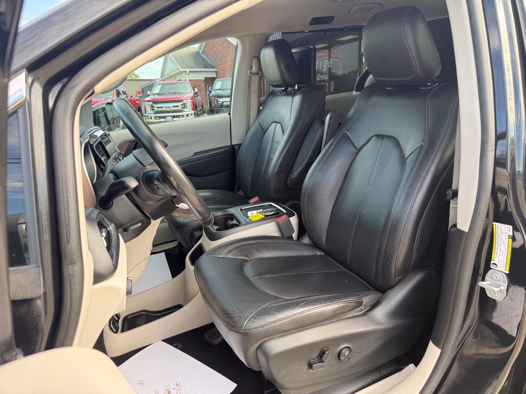 Used 2019 Chrysler Pacifica Touring-L Plus w/ Advanced Safetytec Group FWD image 4
