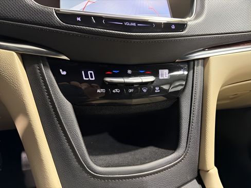 Used 2017 Cadillac XT5 Luxury w/ Driver Awareness Package FWD image 22