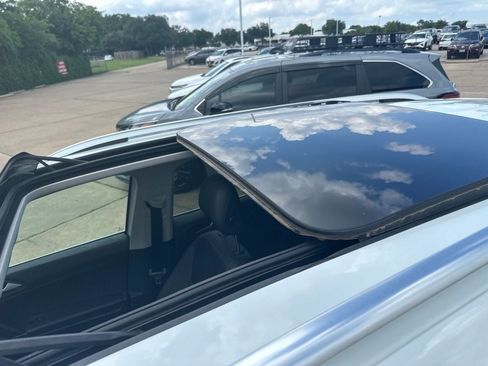 Used 2020 Volkswagen Tiguan SEL FWD image 6