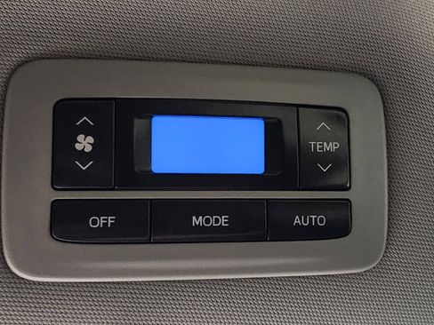 Used 2018 Toyota Sienna SE FWD image 17