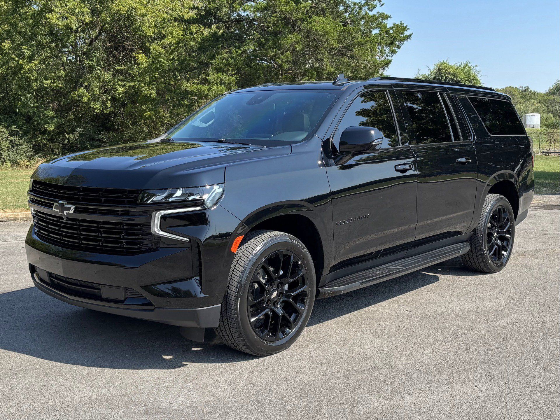 Used 2023 Chevrolet Suburban RST w/ Sport Performance Package AWD/4WD image 2