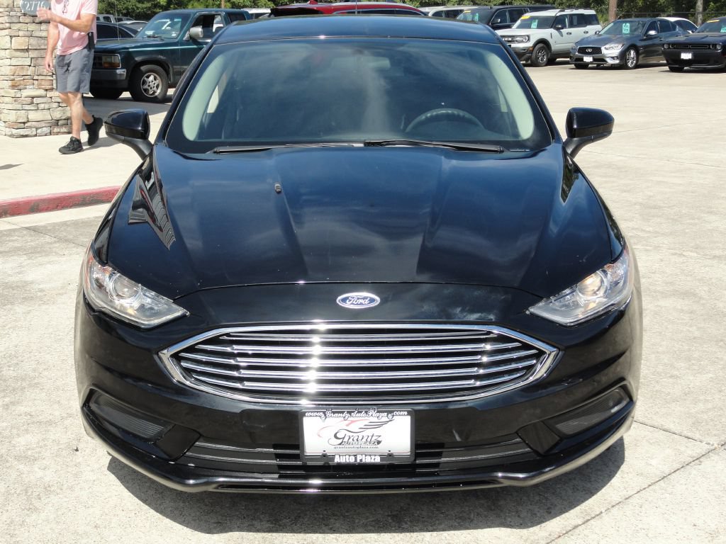 Used 2018 Ford Fusion SE w/ Fusion SE Technology Package FWD image 2