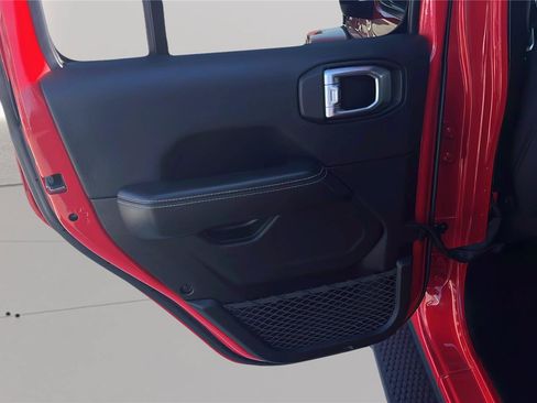 Used 2021 Jeep Wrangler Unlimited Sahara w/ Uconnect 4C Nav & Sound Group AWD/4WD image 14