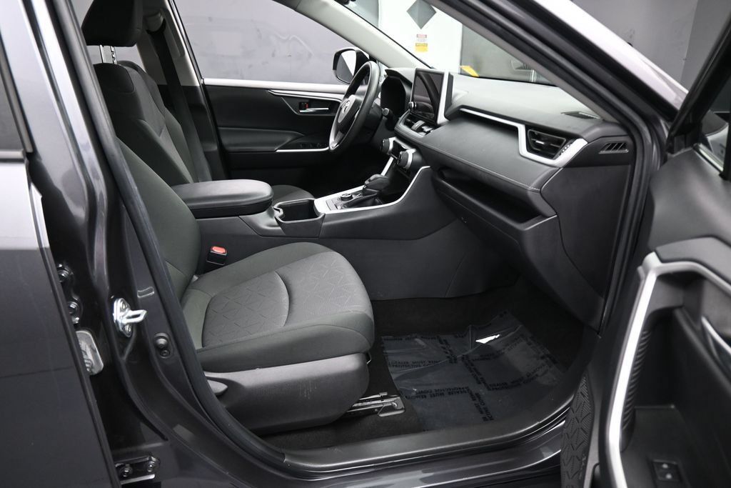 Used 2024 Toyota RAV4 XLE AWD/4WD image 36