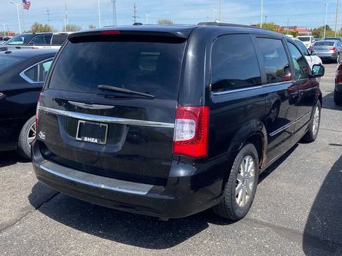 Used 2011 Chrysler Town & Country Touring-L w/ Entertainment Group #2 FWD image 2