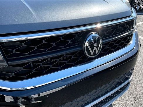 Used 2024 Volkswagen Taos SE image 30