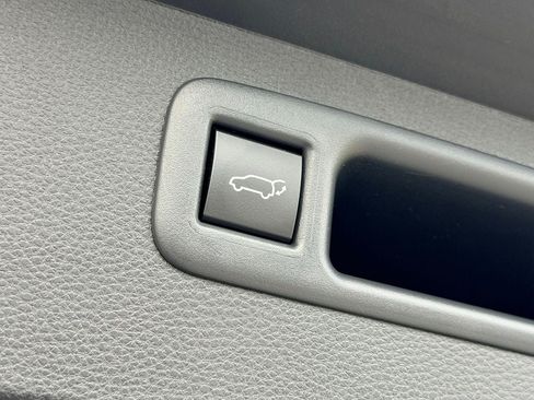 Used 2023 Toyota Highlander LE FWD image 29