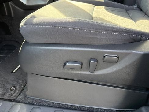 Certified 2025 Nissan Frontier SV image 17